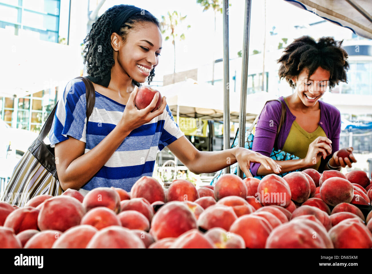 Le donne di shopping insieme a frutta stand Foto Stock