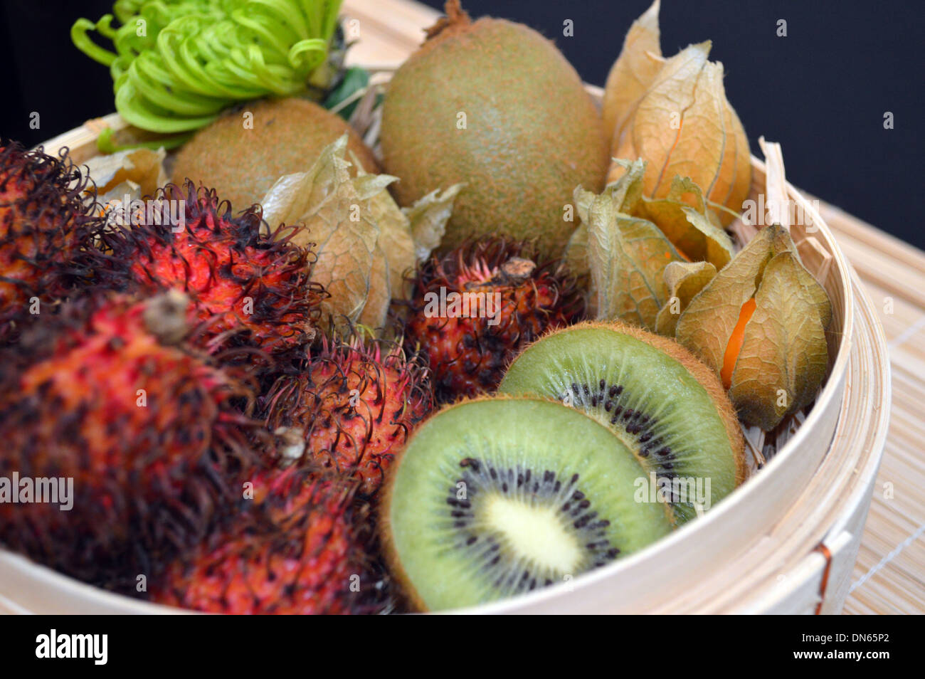 Ciotola di Kiwi, ribes del capo e i litchi sul display a Harrogate Autunno Flower Show Yorkshire Foto Stock