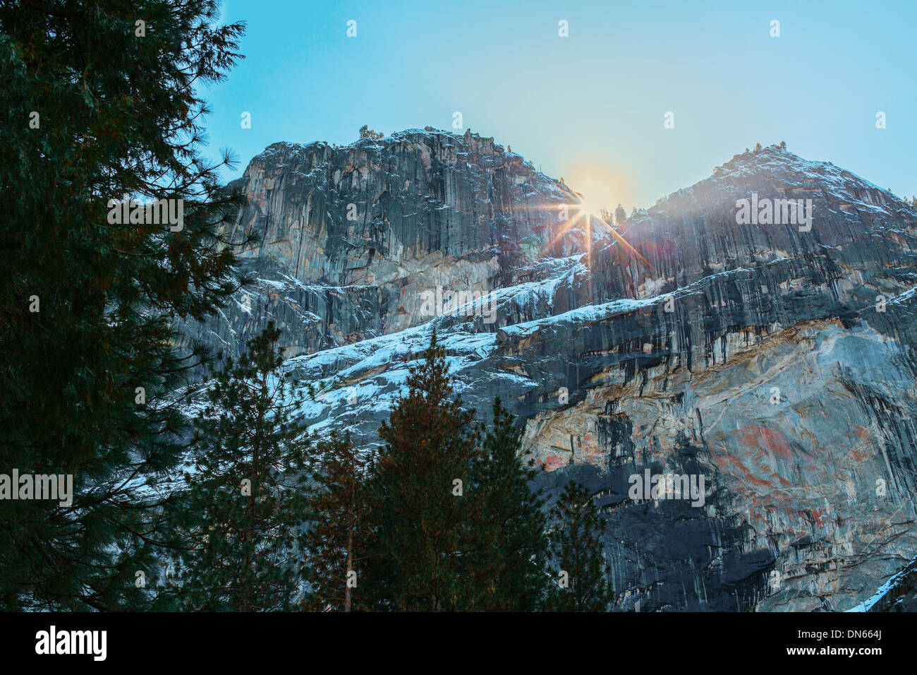 Il sorgere del sole oltre il paesaggio roccioso, Yosemite in California, Stati Uniti Foto Stock