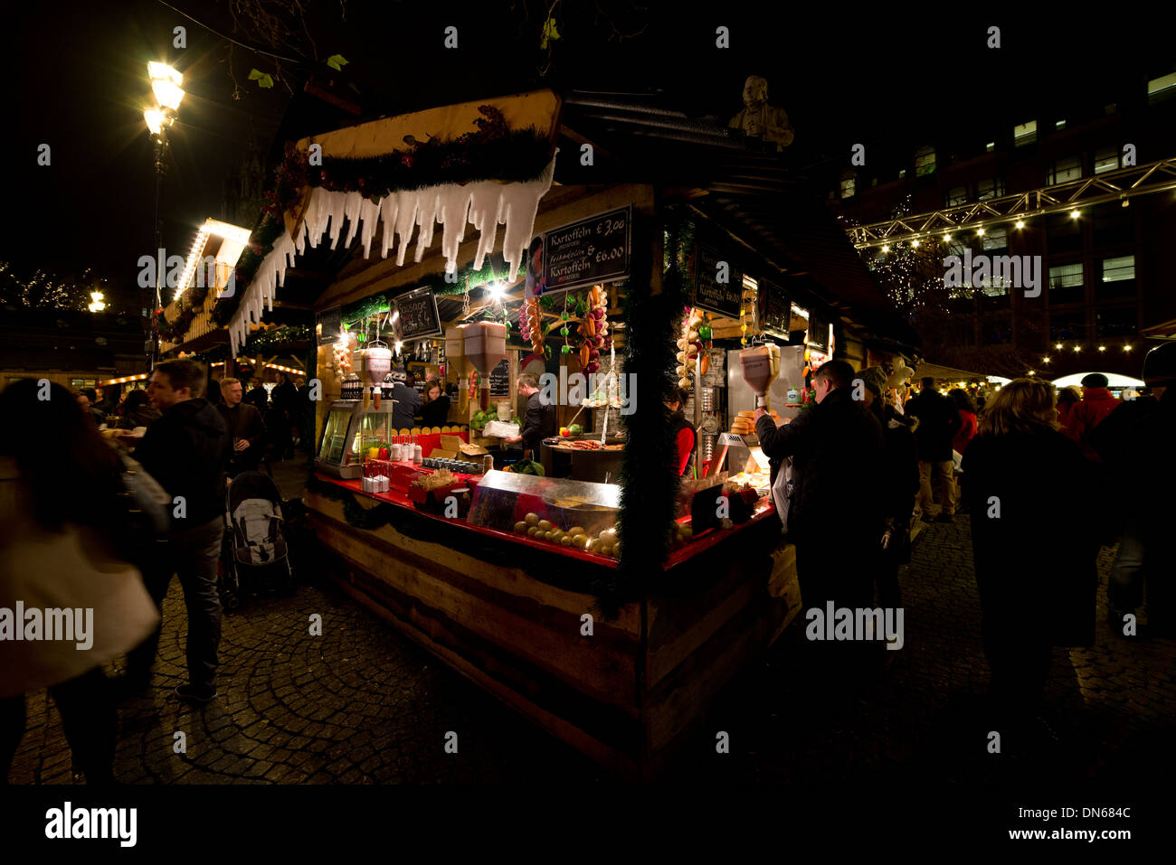 Manchester, Natale, mercato, stallo 2013, notte, Europeo, Tedesco, Italiano, inverno, Dicembre, Inghilterra, UE, commercio, business Foto Stock