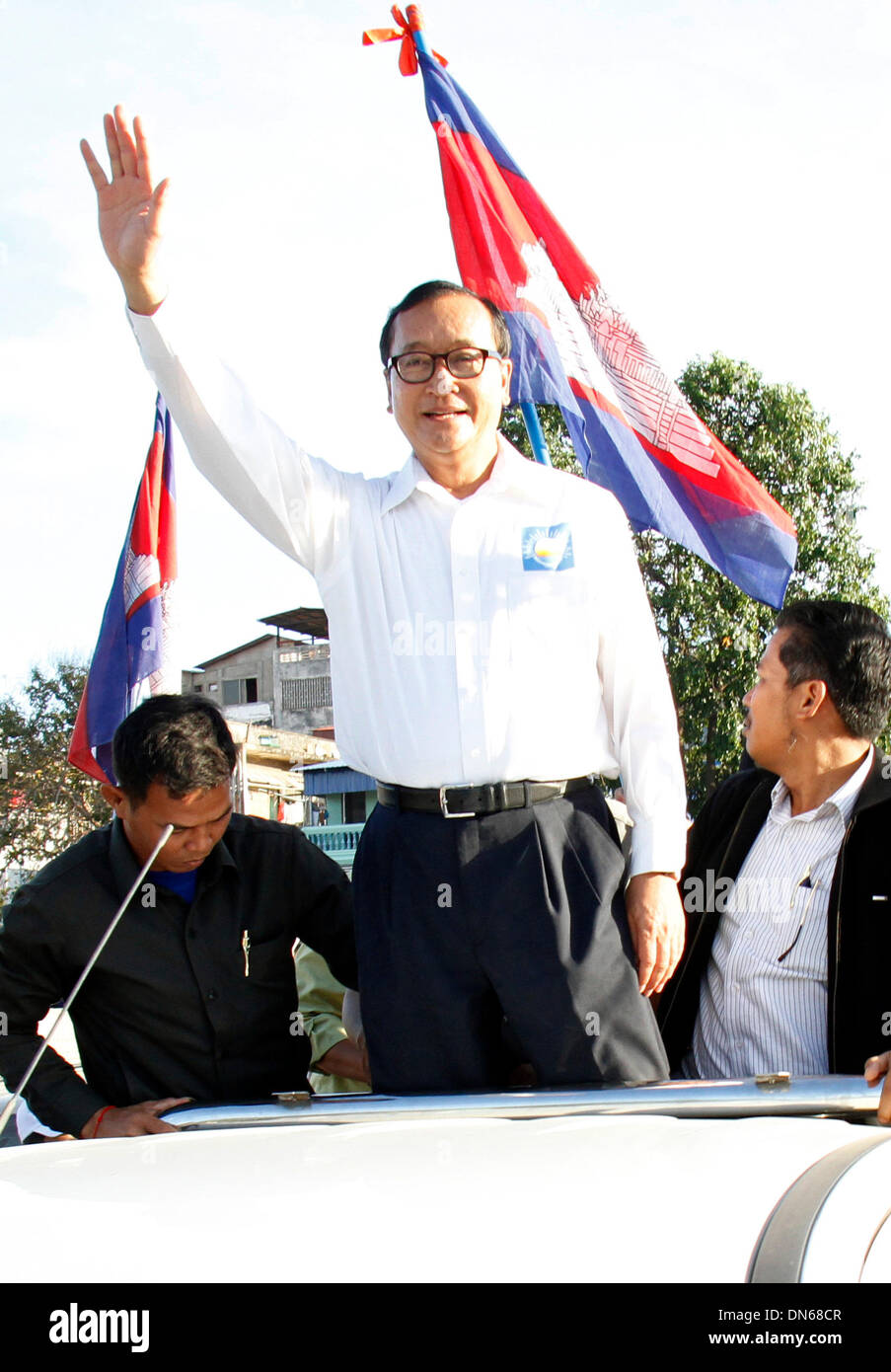 Phnom Penh Cambogia. Xix Dec, 2013. Sam Rainsy (C), presidente dell'opposizione Cambogia Salvataggio Nazionale Partito (CNRP), gesti durante una manifestazione di protesta a Phnom Penh, Cambogia, Dic 19, 2013. Cambogia il governo anti-protesta inserito il quinto giorno giovedì, chiedendo per il primo ministro Hun Sen di step-down. Credito: Sovannara/Xinhua/Alamy Live News Foto Stock