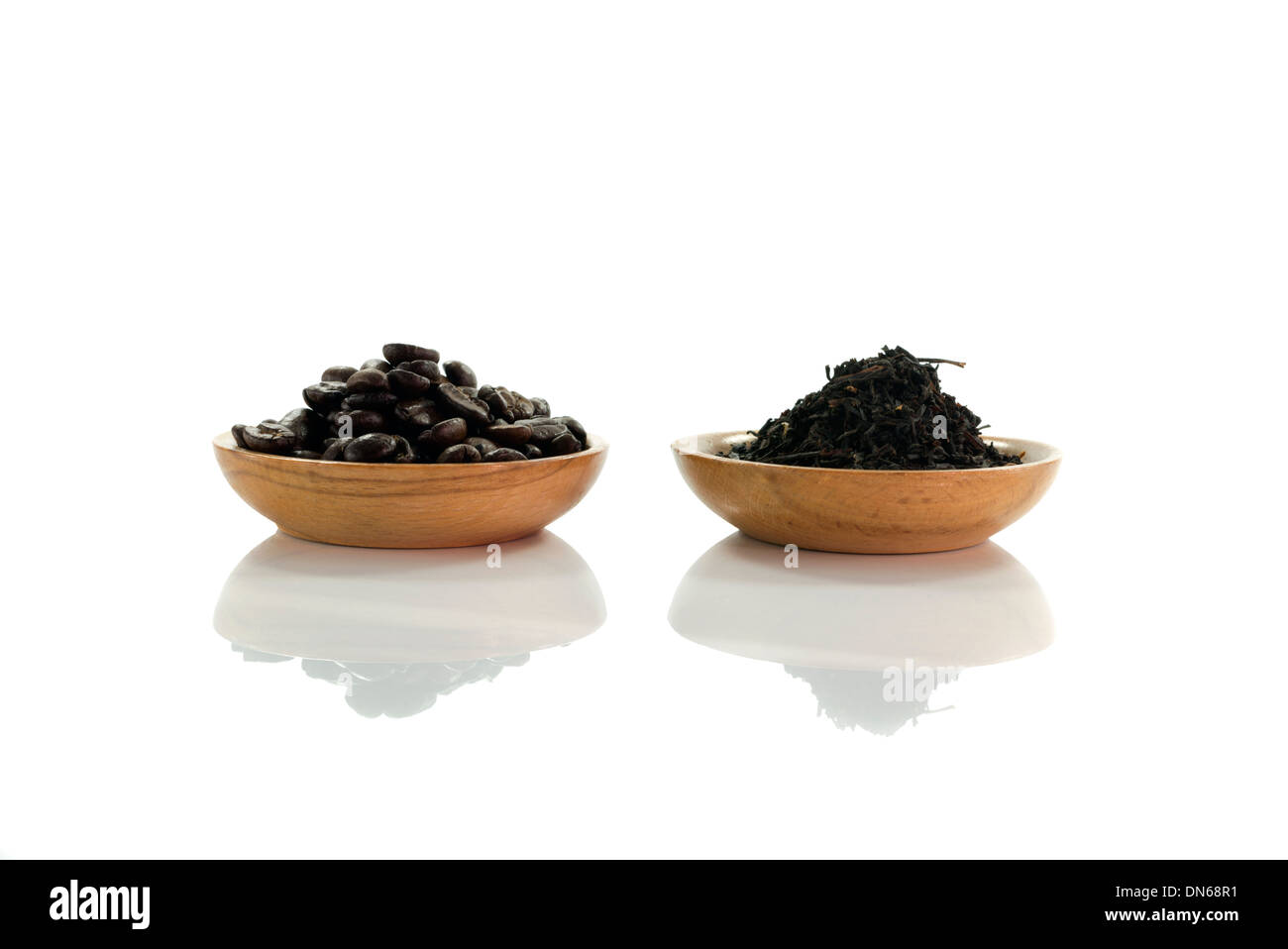 I chicchi di caffè e foglie di tè isolato su bianco Foto Stock