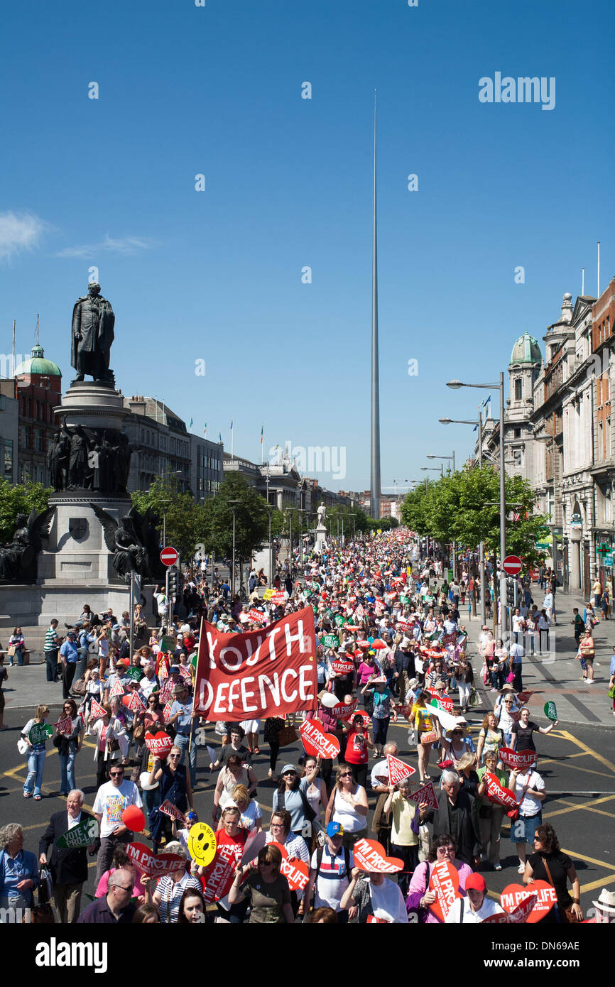 Tra 60-100.000 persone si radunano a Dublino per tutti i Rally Irlanda a vita per protestare contro il nuovo Irish legge sull aborto. Foto Stock
