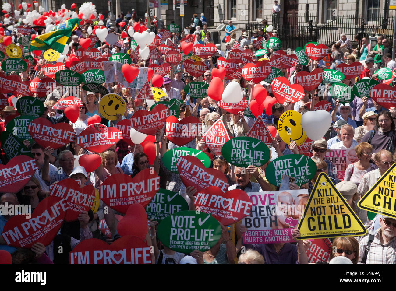 Tra 60-100.000 persone si radunano a Dublino per tutti i Rally Irlanda a vita per protestare contro il nuovo Irish legge sull aborto. Foto Stock