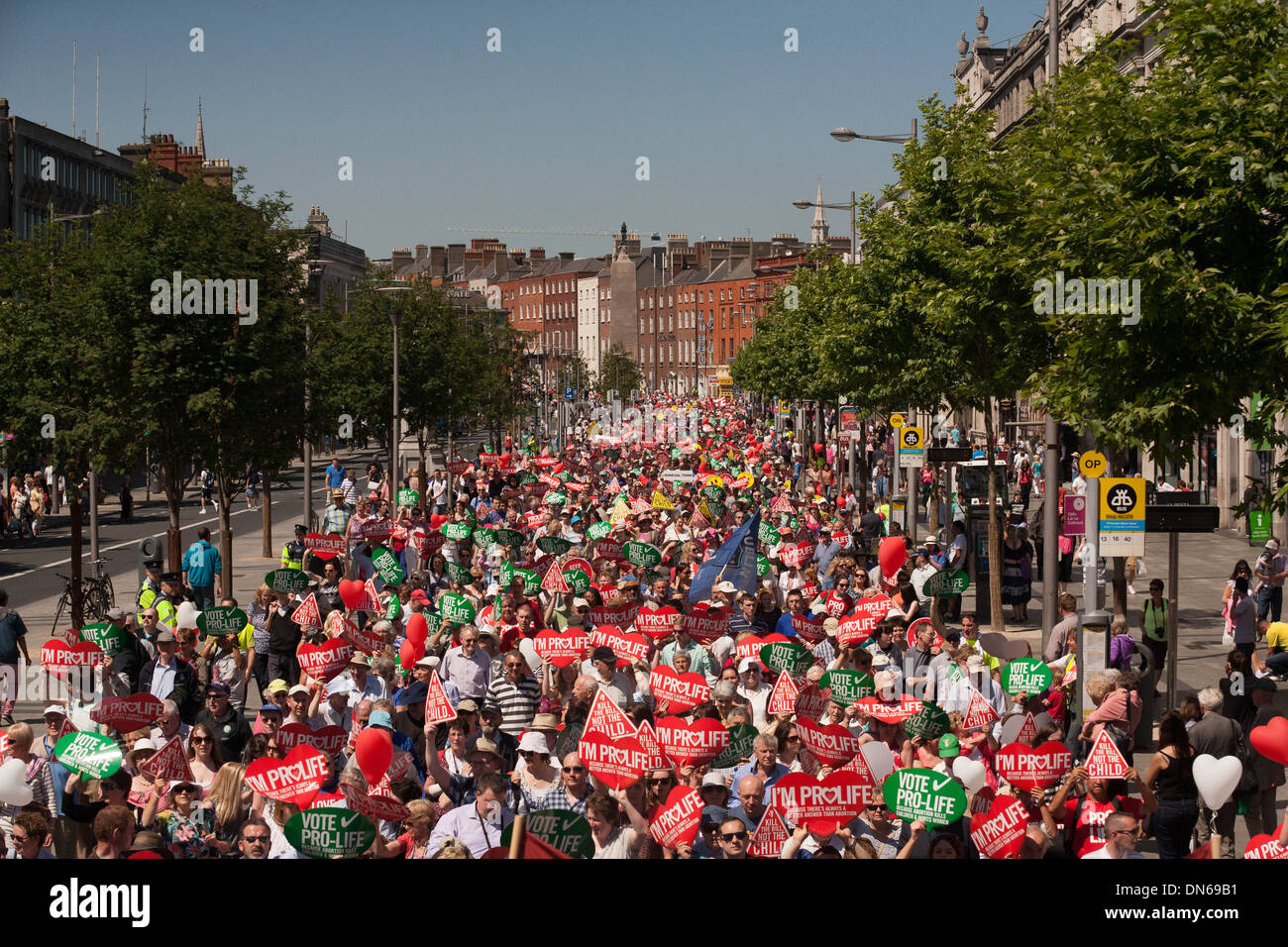 Tra 60-100.000 persone si radunano a Dublino per tutti i Rally Irlanda a vita per protestare contro il nuovo Irish legge sull aborto. Foto Stock