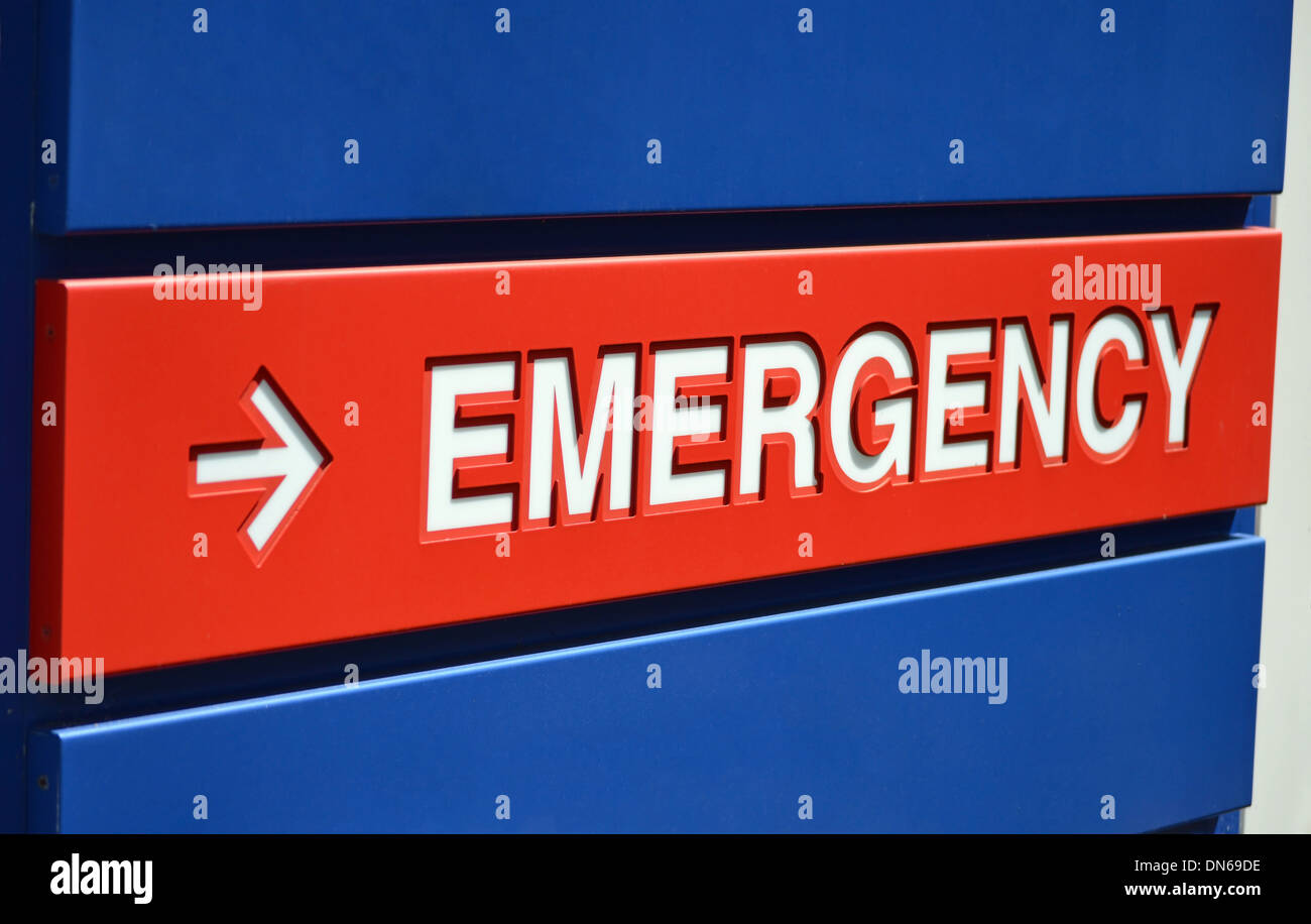 Un blu e rosso segno di emergenza al di fuori di un ospedale Foto Stock