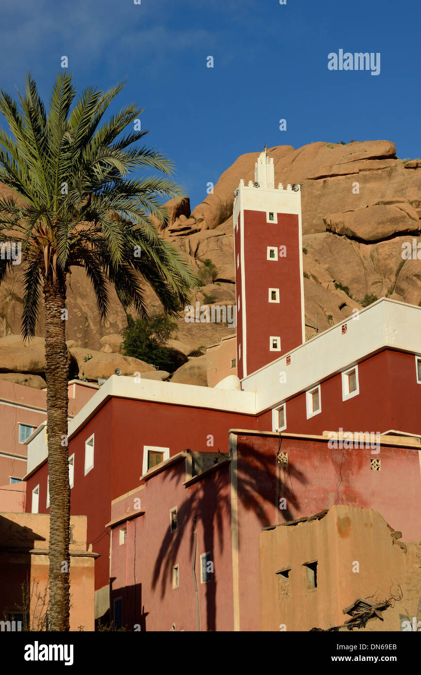 Il Marocco, colorato moschea nel villaggio di Adai vicino a Tafraoute in Anti Atlas Foto Stock