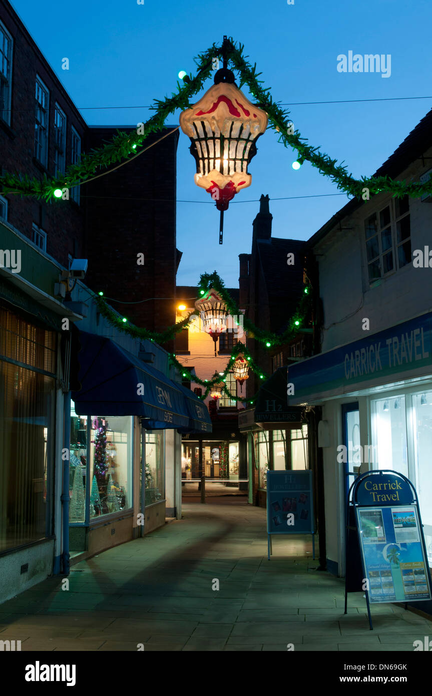 Cook's Alley a Natale, Stratford-upon-Avon, Warwickshire, Regno Unito Foto Stock