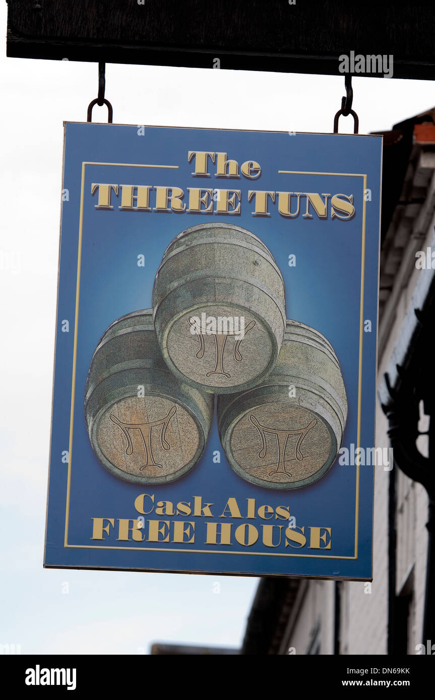 Il Three Tuns pub segno, Henley in Arden, Warwickshire, Regno Unito Foto Stock