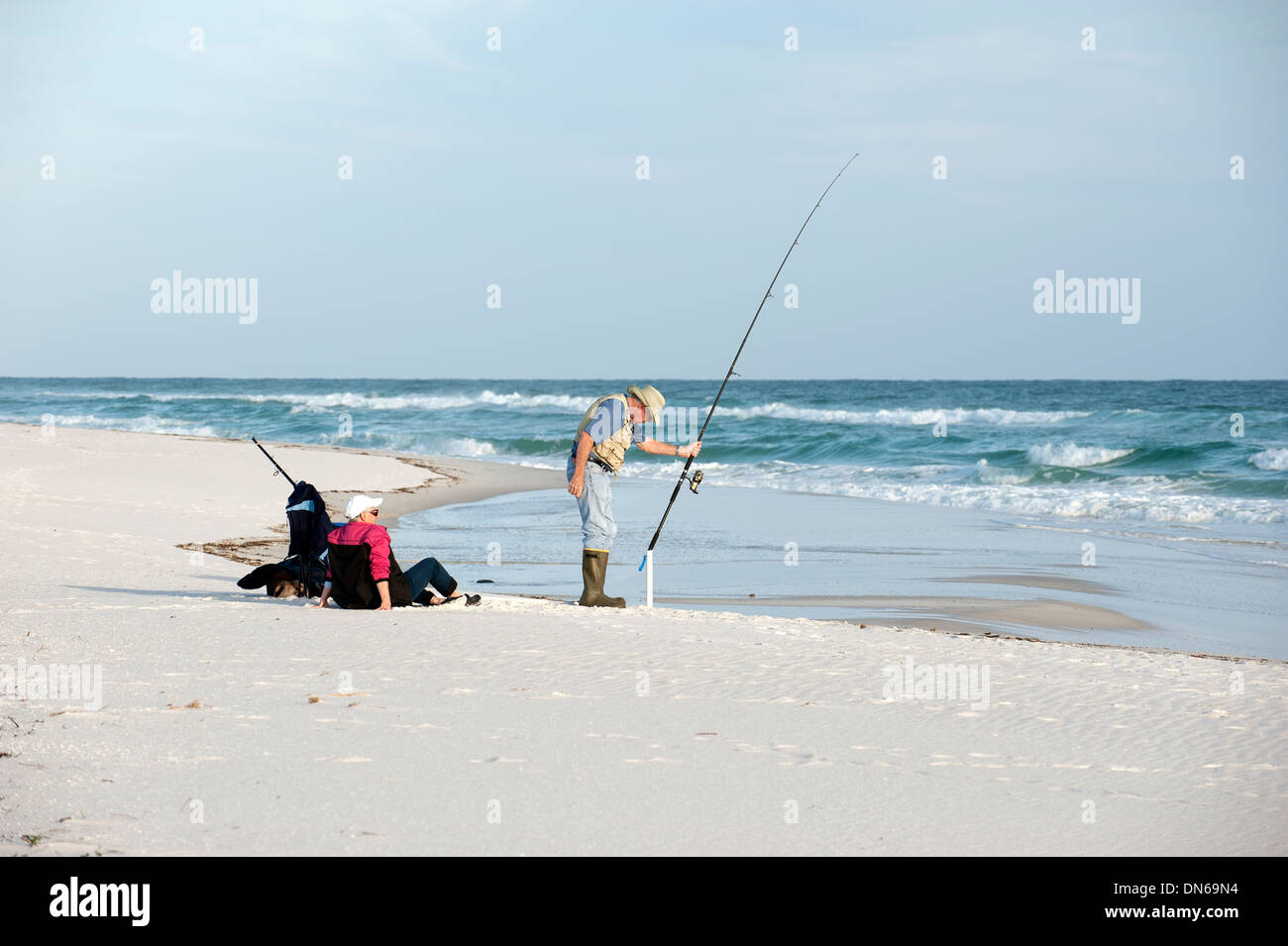 Coppia di anziani la pesca sulla spiaggia di Pensacola in Panhandle regione della Florida USA Foto Stock