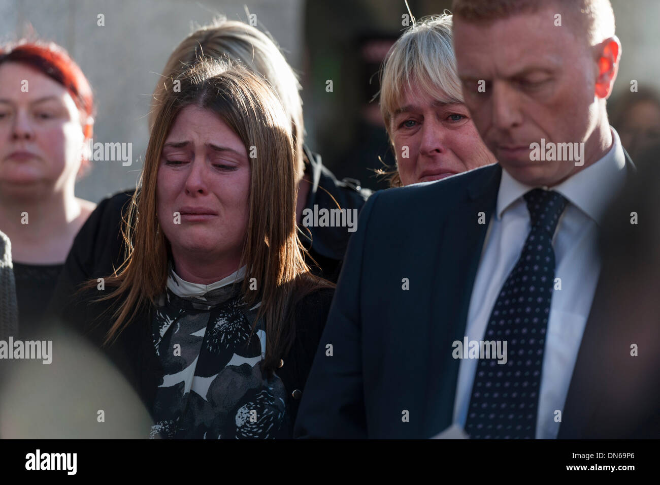 Londra, Regno Unito. Xviii Dicembre 2013. La vedova del soldato assassinato Lee Rigby, sorge accanto al Detective Inspector Pete scintille al di fuori del Vecchio Bailey, Londra. Credito: Lee Thomas/Alamy Live News Foto Stock
