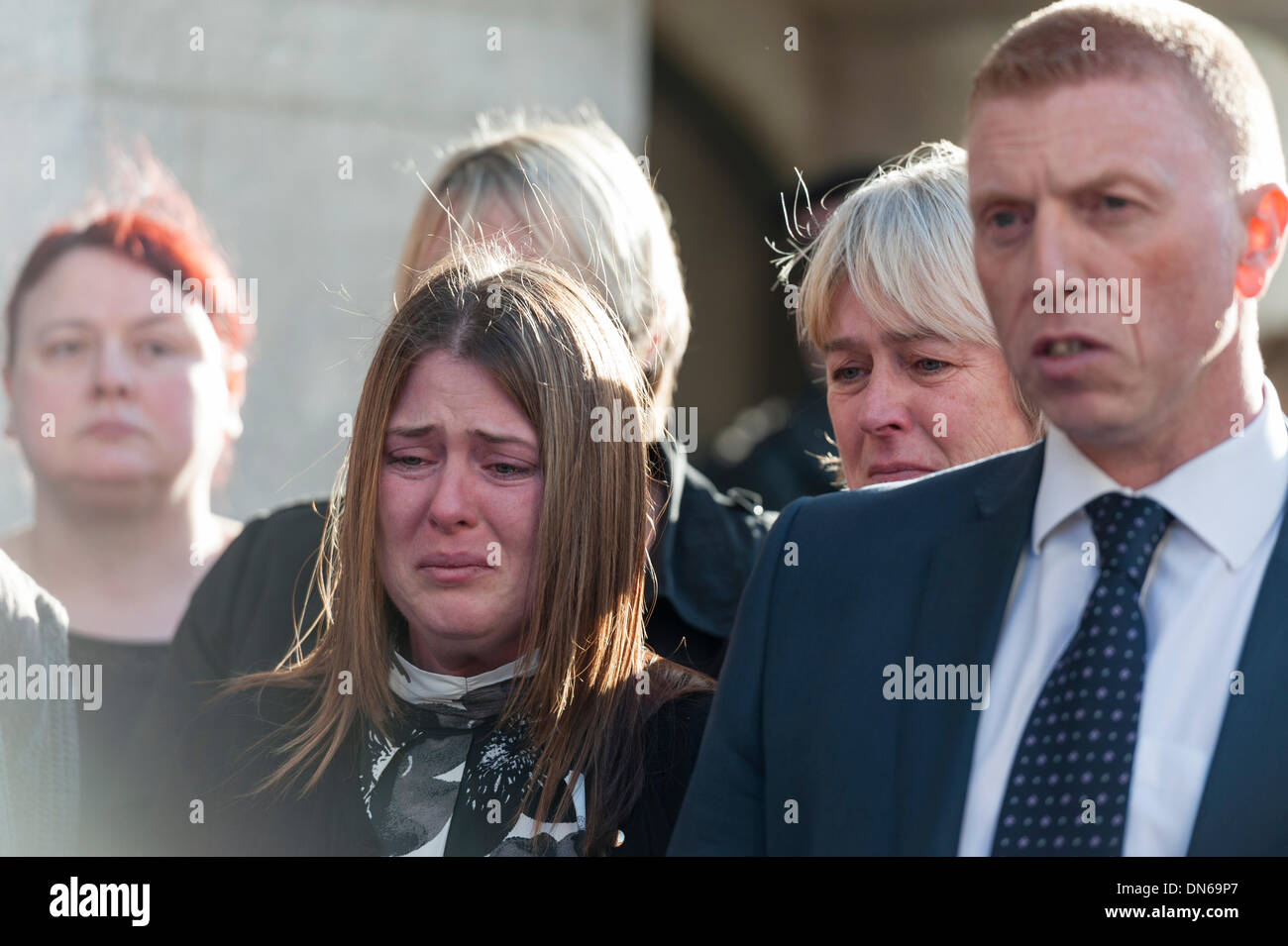 Londra, Regno Unito. Xviii Dicembre 2013. La vedova del soldato assassinato Lee Rigby, sorge accanto al Detective Inspector Pete scintille al di fuori del Vecchio Bailey, Londra. Credito: Lee Thomas/Alamy Live News Foto Stock