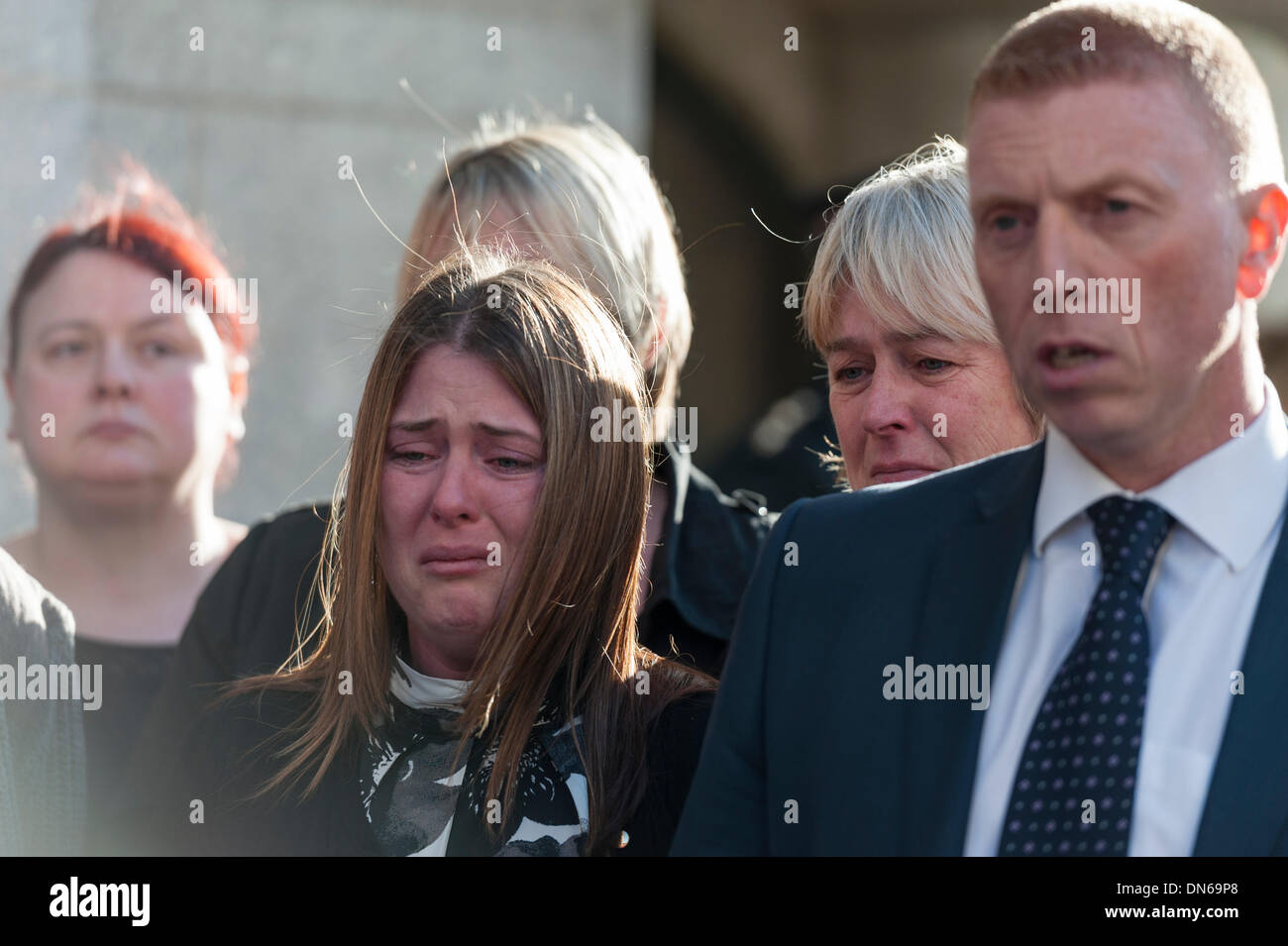 Londra, Regno Unito. Xviii Dicembre 2013. La vedova del soldato assassinato Lee Rigby, sorge accanto al Detective Inspector Pete scintille al di fuori del Vecchio Bailey, Londra. Credito: Lee Thomas/Alamy Live News Foto Stock