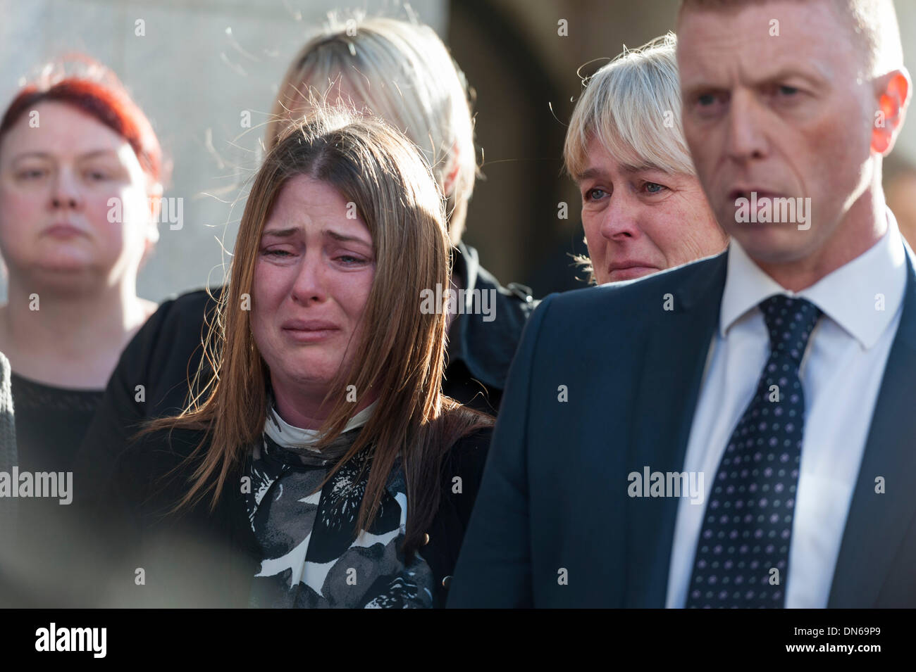 Londra, Regno Unito. Xviii Dicembre 2013. La vedova del soldato assassinato Lee Rigby, sorge accanto al Detective Inspector Pete scintille al di fuori del Vecchio Bailey, Londra. Credito: Lee Thomas/Alamy Live News Foto Stock