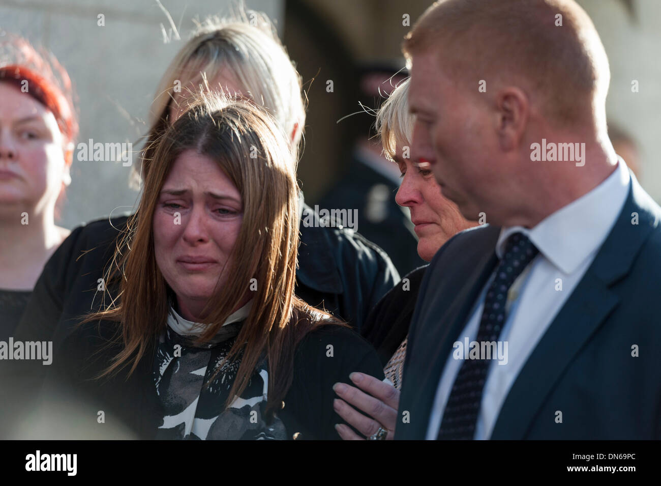 Londra, Regno Unito. Xviii Dicembre 2013. La vedova del soldato assassinato Lee Rigby, sorge accanto al Detective Inspector Pete scintille al di fuori del Vecchio Bailey, Londra. Credito: Lee Thomas/Alamy Live News Foto Stock