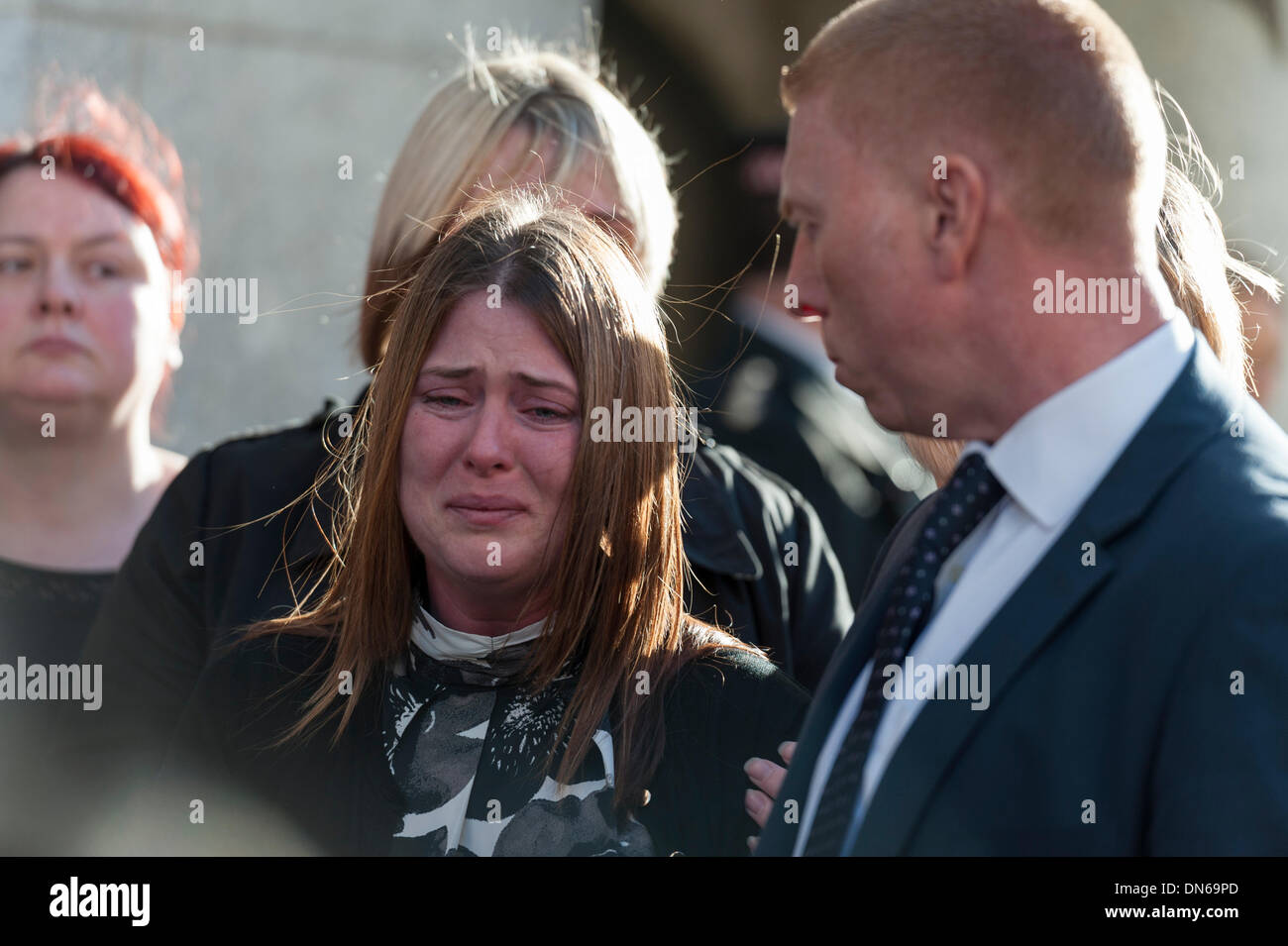 Londra, Regno Unito. Xviii Dicembre 2013. La vedova del soldato assassinato Lee Rigby, sorge accanto al Detective Inspector Pete scintille al di fuori del Vecchio Bailey, Londra. Credito: Lee Thomas/Alamy Live News Foto Stock
