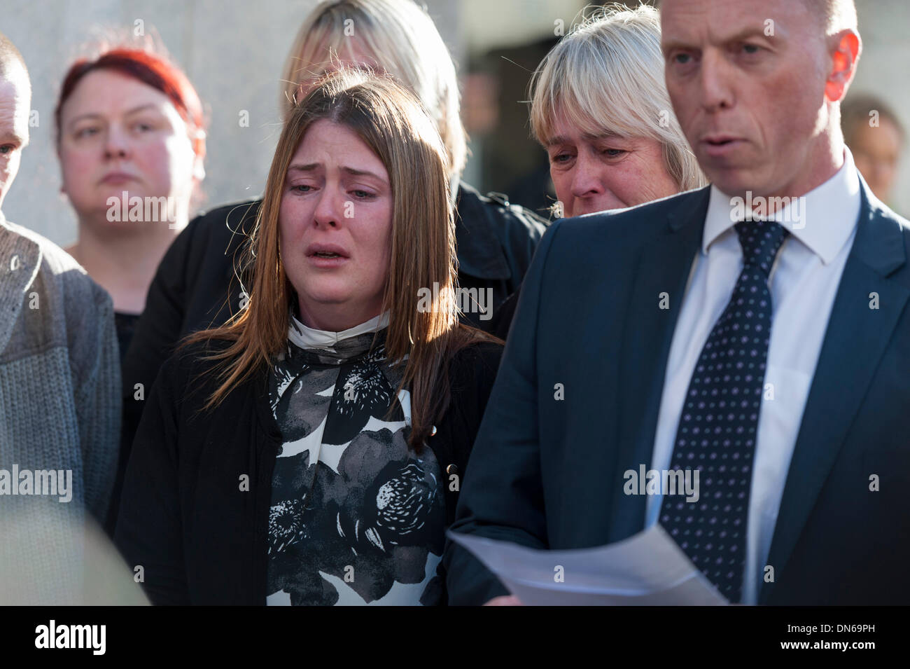 Londra, Regno Unito. Xviii Dicembre 2013. La vedova del soldato assassinato Lee Rigby, sorge accanto al Detective Inspector Pete scintille al di fuori del Vecchio Bailey, Londra. Credito: Lee Thomas/Alamy Live News Foto Stock