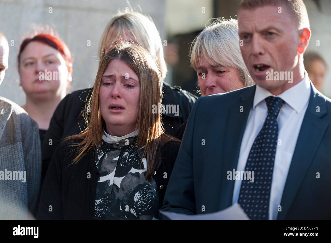 Londra, Regno Unito. Xviii Dicembre 2013. La vedova del soldato assassinato Lee Rigby, sorge accanto al Detective Inspector Pete scintille al di fuori del Vecchio Bailey, Londra. Credito: Lee Thomas/Alamy Live News Foto Stock