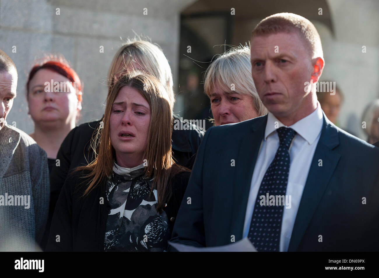 Londra, Regno Unito. Xviii Dicembre 2013. La vedova del soldato assassinato Lee Rigby, sorge accanto al Detective Inspector Pete scintille al di fuori del Vecchio Bailey, Londra. Credito: Lee Thomas/Alamy Live News Foto Stock