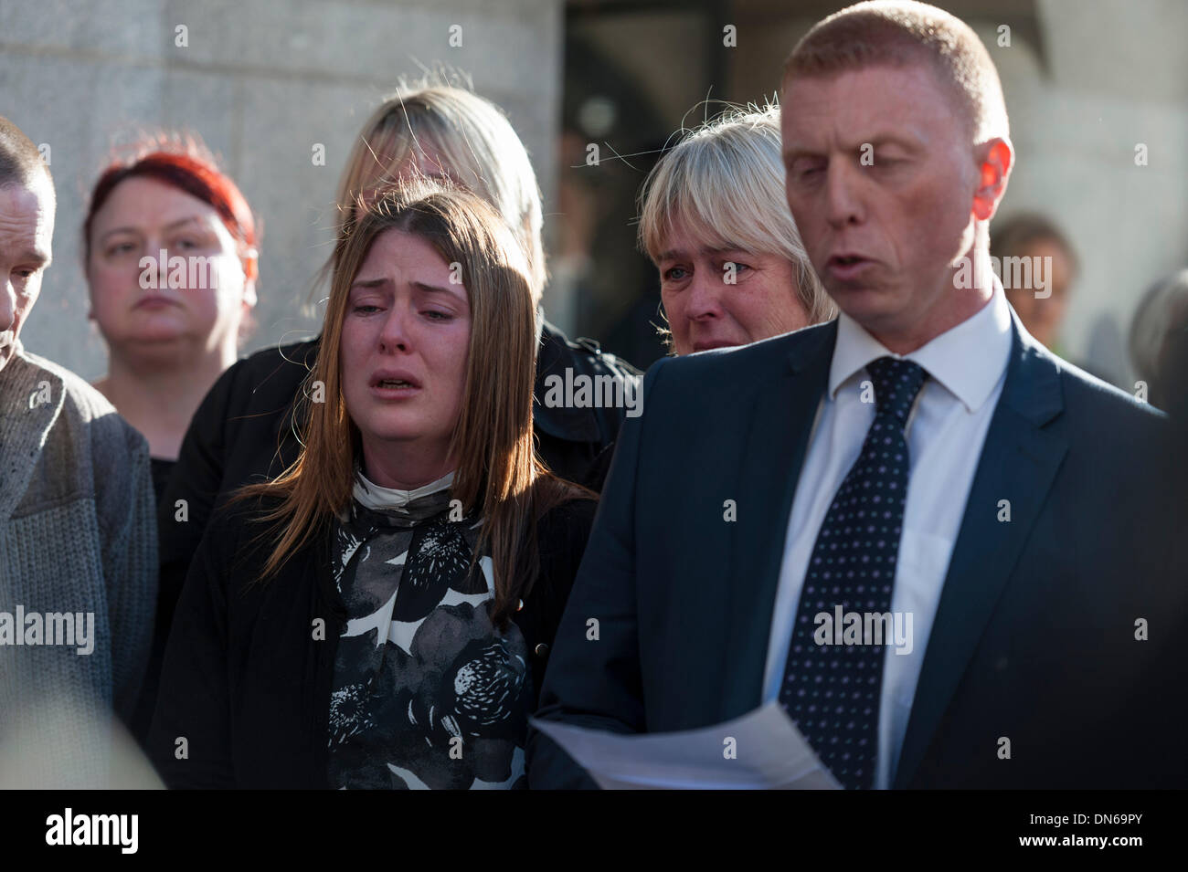 Londra, Regno Unito. Xviii Dicembre 2013. La vedova del soldato assassinato Lee Rigby, sorge accanto al Detective Inspector Pete scintille al di fuori del Vecchio Bailey, Londra. Credito: Lee Thomas/Alamy Live News Foto Stock