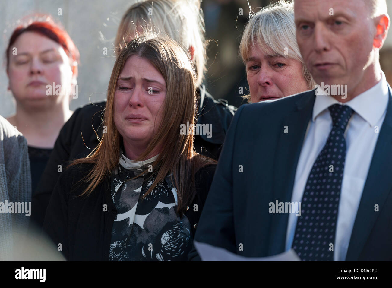 Londra, Regno Unito. Xviii Dicembre 2013. La vedova del soldato assassinato Lee Rigby, sorge accanto al Detective Inspector Pete scintille al di fuori del Vecchio Bailey, Londra. Credito: Lee Thomas/Alamy Live News Foto Stock
