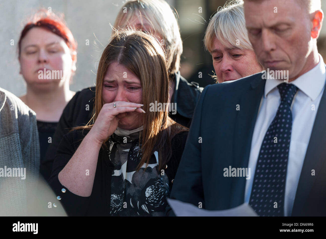 Londra, Regno Unito. Xviii Dicembre 2013. La vedova del soldato assassinato Lee Rigby, sorge accanto al Detective Inspector Pete scintille al di fuori del Vecchio Bailey, Londra. Credito: Lee Thomas/Alamy Live News Foto Stock