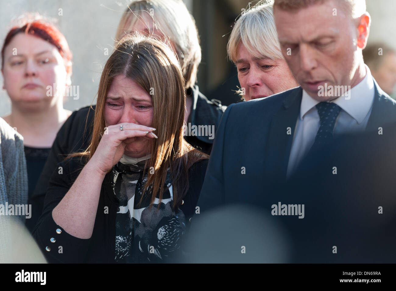 Londra, Regno Unito. Xviii Dicembre 2013. La vedova del soldato assassinato Lee Rigby, sorge accanto al Detective Inspector Pete scintille al di fuori del Vecchio Bailey, Londra. Credito: Lee Thomas/Alamy Live News Foto Stock