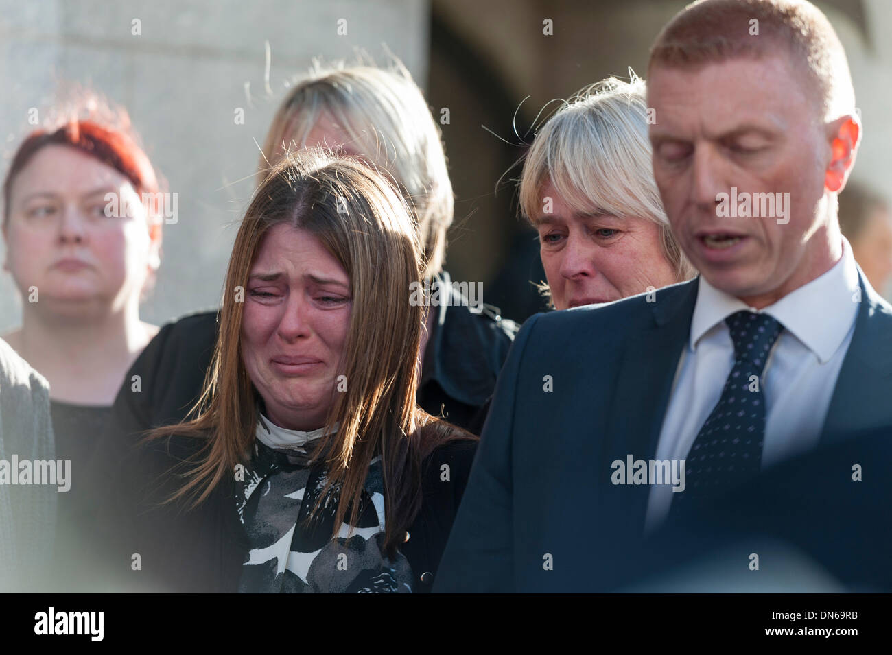Londra, Regno Unito. Xviii Dicembre 2013. La vedova del soldato assassinato Lee Rigby, sorge accanto al Detective Inspector Pete scintille al di fuori del Vecchio Bailey, Londra. Credito: Lee Thomas/Alamy Live News Foto Stock
