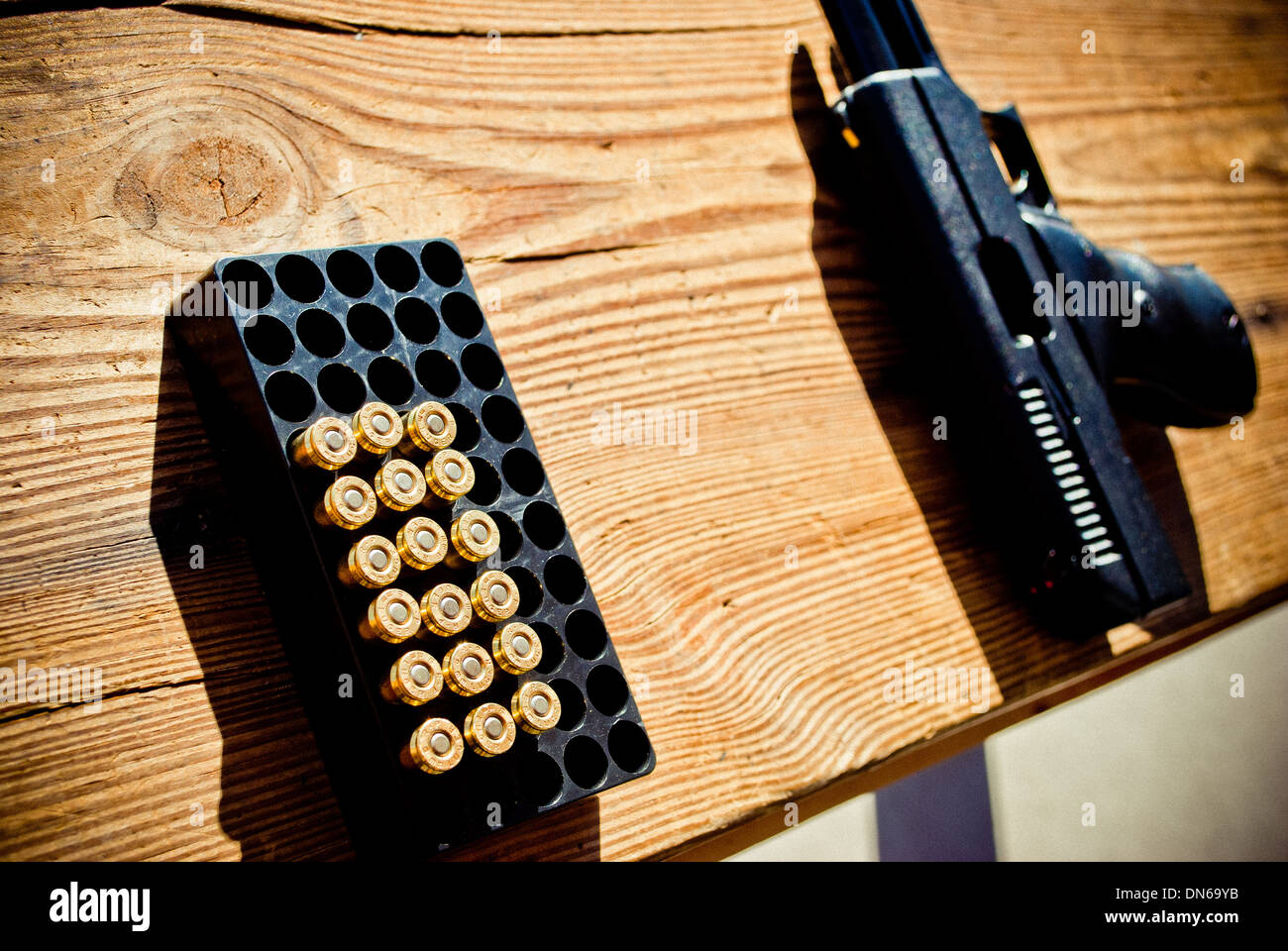 I proiettili e la pistola. Foto Stock