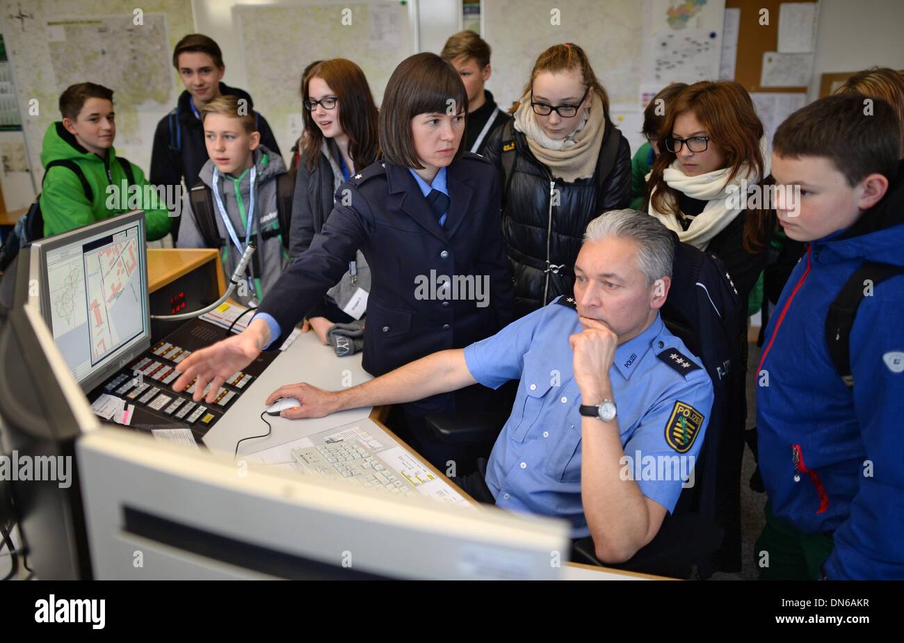 Zwickau, Germania. Xix Dec, 2013. Il commissario di polizia di Katharina Matt e Raimund Lange per dare una comprensione per gli alunni nel centro di situazione della polizia administration in Zwickau, Germania, 19 dicembre 2013. Il prossimo anno gli studenti hanno la possibilità di assolvere un 10-giorni-stage presso la polizia. Foto: Hendrik Schmidt/dpa/Alamy Live News Foto Stock