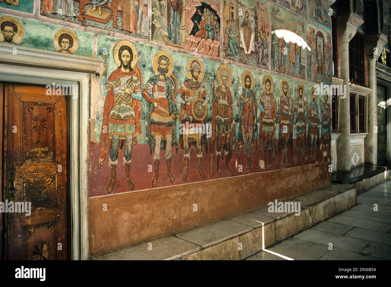 Affreschi o dipinti murali di Santi militari in Exonarthex o porticato della chiesa principale a Vatopedi Monastero Monte Athos in Grecia Foto Stock