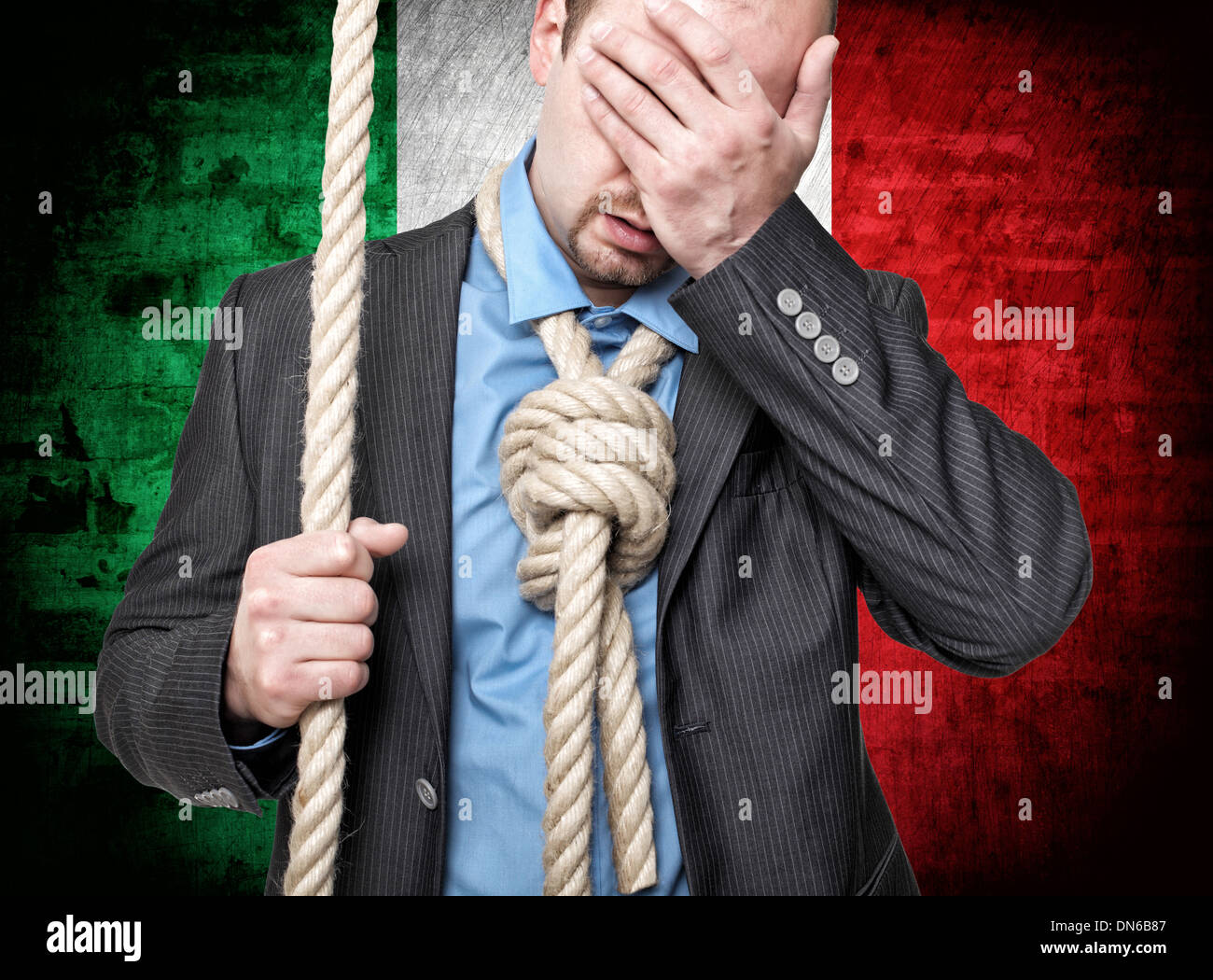 Uomo disperato con loop e bandiera italiana sullo sfondo Foto Stock