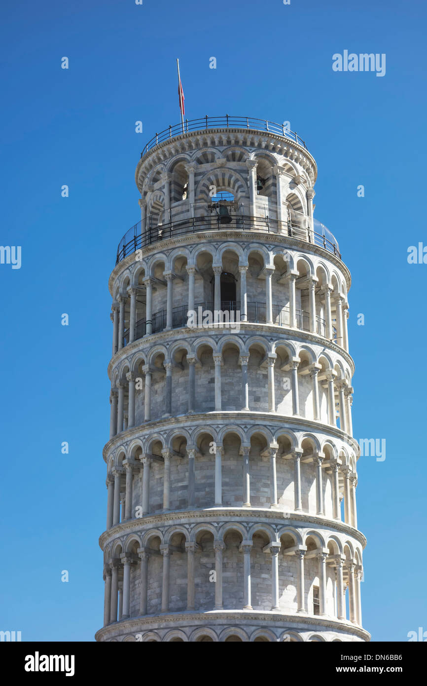 Torre pendente di Pisa nel cielo blu Foto Stock