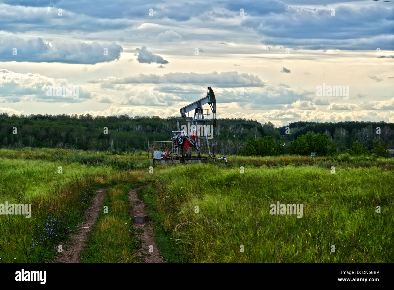 La pompa dell'olio su uno sfondo la foresta con effetto HDR Foto Stock