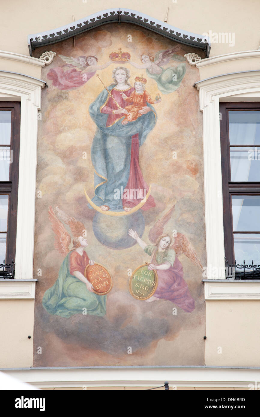 Vergine Maria e il Bambino arte murale sulla facciata della casa nella Piazza del Mercato di Cracovia, Polonia Foto Stock