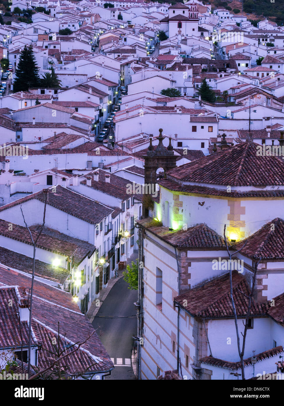 Vista notturna. Città di Grazalema, Parco Naturale della Sierra de Grazalema e. La Ruta de los Pueblos Blancos. Cádiz. Andalusia. Spagna. Foto Stock