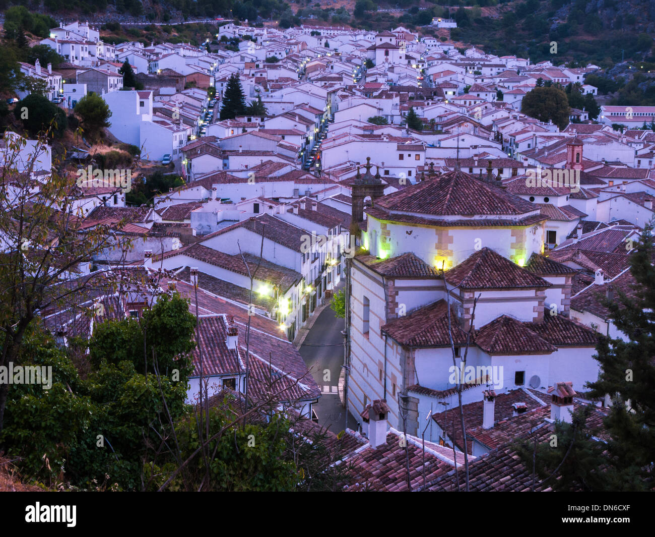Vista notturna. Città di Grazalema, Parco Naturale della Sierra de Grazalema e. La Ruta de los Pueblos Blancos. Cádiz. Andalusia. Spagna. Foto Stock