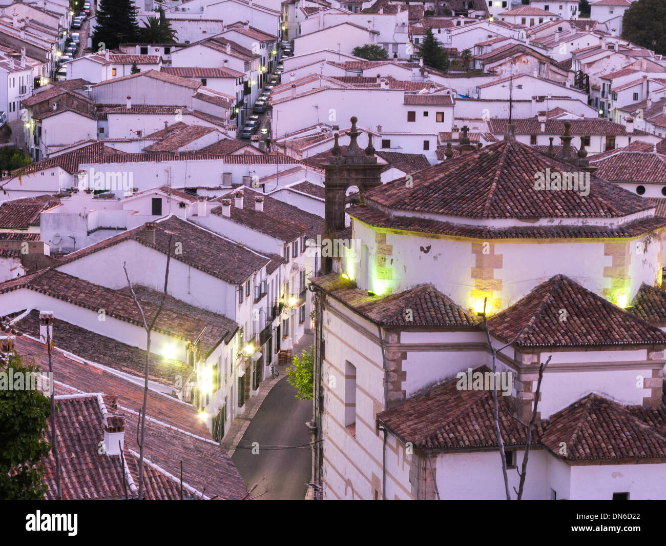 Vista notturna. Città di Grazalema, Parco Naturale della Sierra de Grazalema e. La Ruta de los Pueblos Blancos. Cádiz. Andalusia. Spagna. Foto Stock