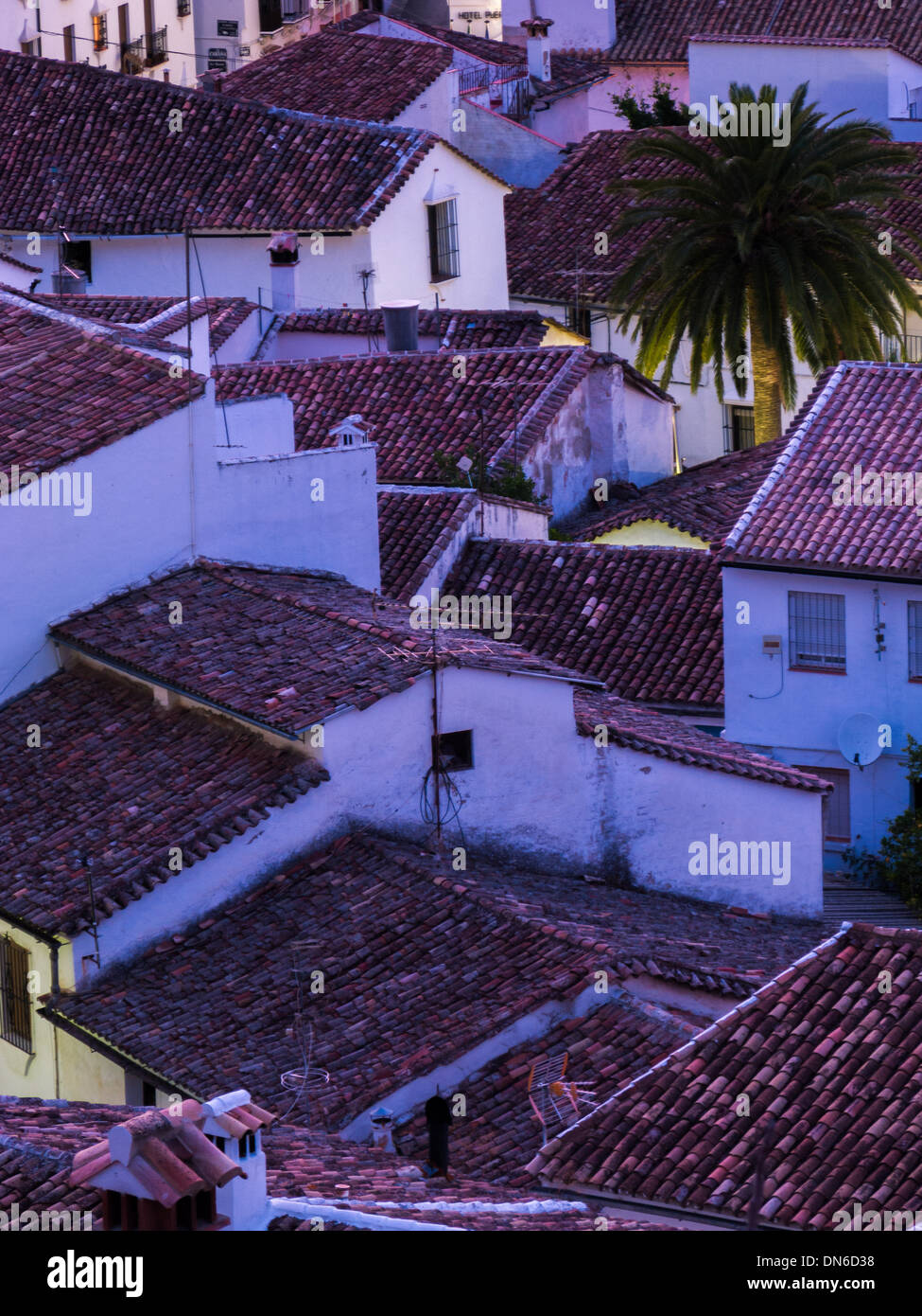 Vista notturna. Città di Grazalema, Parco Naturale della Sierra de Grazalema e. La Ruta de los Pueblos Blancos. Cádiz. Andalusia. Spagna. Foto Stock