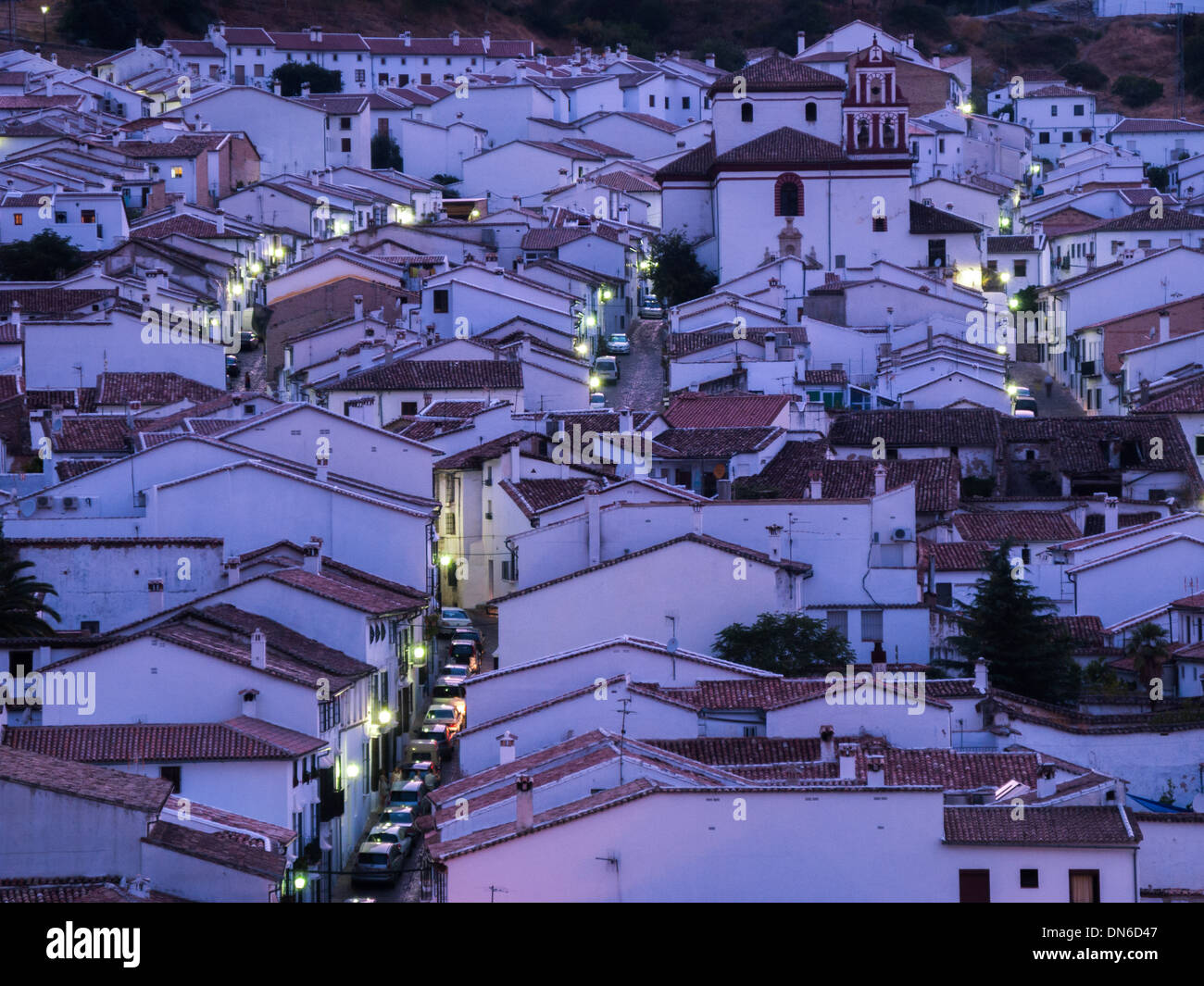 Vista notturna. Città di Grazalema, Parco Naturale della Sierra de Grazalema e. La Ruta de los Pueblos Blancos. Cádiz. Andalusia. Spagna. Foto Stock
