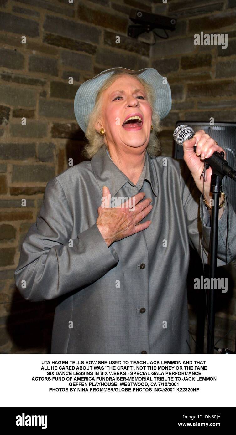 Luglio 11, 2001 - UTA HAGEN racconta come ha usato per insegnare a JACK LEMMON E CHE .tutti egli importasse era "L'ARTIGIANATO', non il denaro o la fama.SEI LESSINS DANZA IN SEI SETTIMANE - speciale spettacolo gala.ATTORI FUND OF AMERICA FUNDRAISER-MEMORIAL OMAGGIO A JACK LEMMON.GEFFEN PLAYHOUSE, Westwood, CA 7/10/2001. NINA PROMMER/ 2001 K22320NP(Immagine di credito: © Globo foto/ZUMAPRESS.com) Foto Stock
