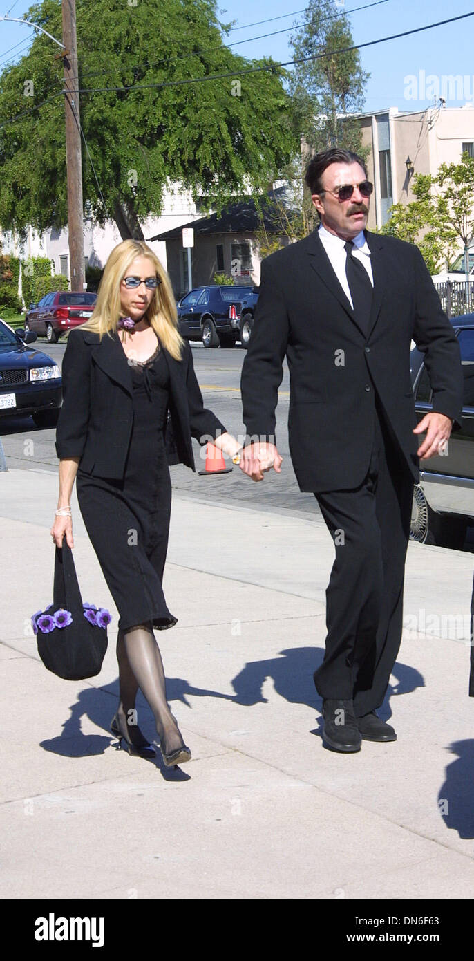 Apr. 19, 2002 - Hollywood, CALIFORNIA, STATI UNITI D'AMERICA - TOM SELLECKAND SUA MOGLIE..memoriale di servizio per l'attore Robert URICH.ST CHARLES CHIESA CATTOLICA, North Hollywood ca.19 aprile, 2002. NINA PROMMER/ 2002 K24751NP(Immagine di credito: © Globo foto/ZUMAPRESS.com) Foto Stock