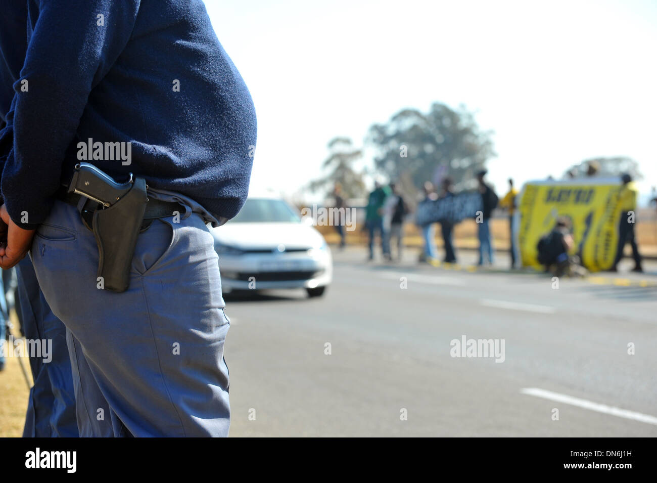 Il braccio laterale di un agente di polizia armato. Foto Stock