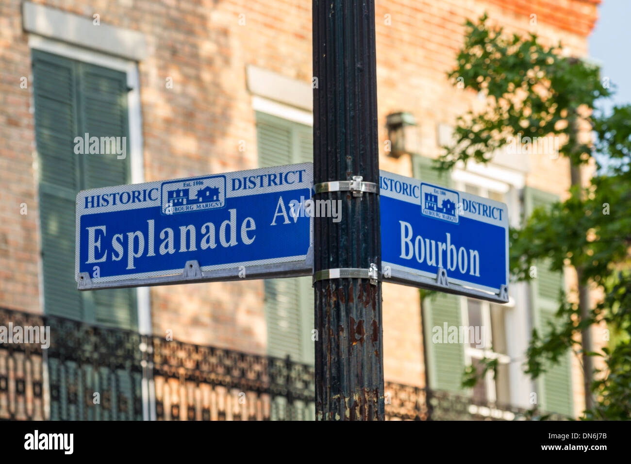 Un cartello stradale in corrispondenza della zona di spigolo di Bourbon Street e Esplanade Avenue nel Quartiere Francese di New Orleans, Louisiana Foto Stock