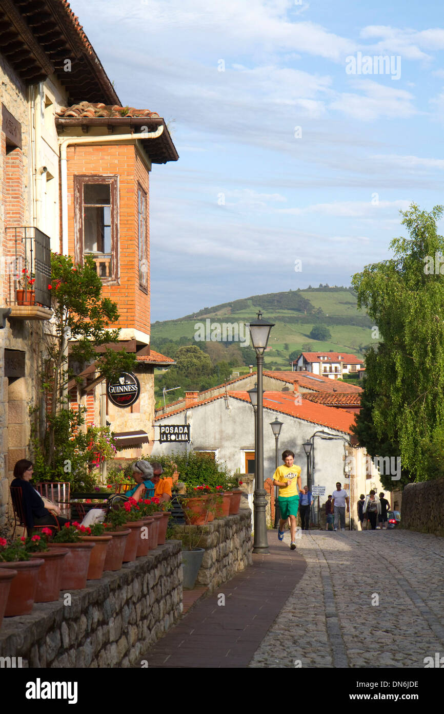 Strada a piedi nel villaggio di Santillana del Mar, Cantabria, Spagna. Foto Stock