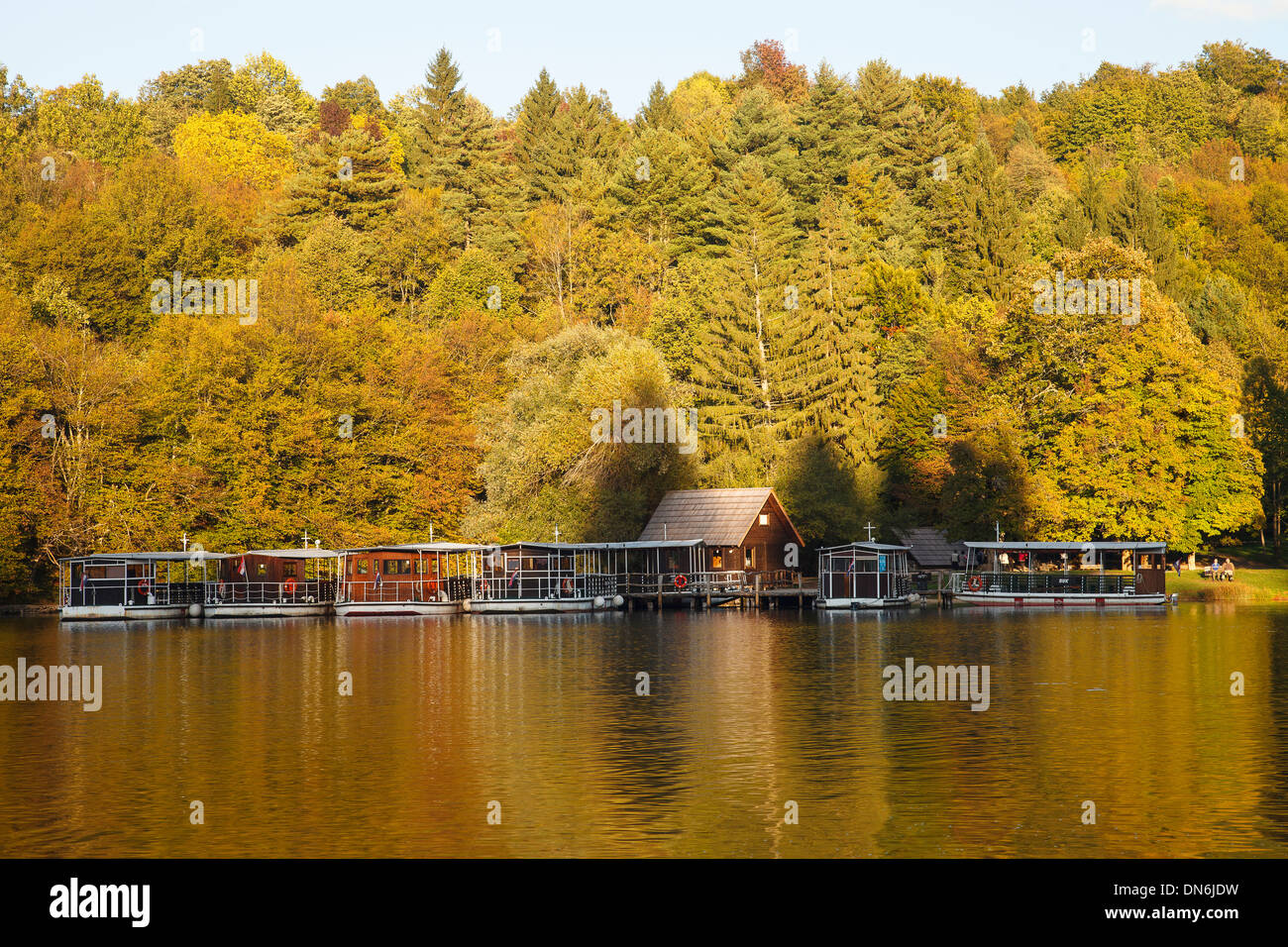 Il lago in autunno, il Parco Nazionale di Plitvice, Croazia, Europa. Foto Stock
