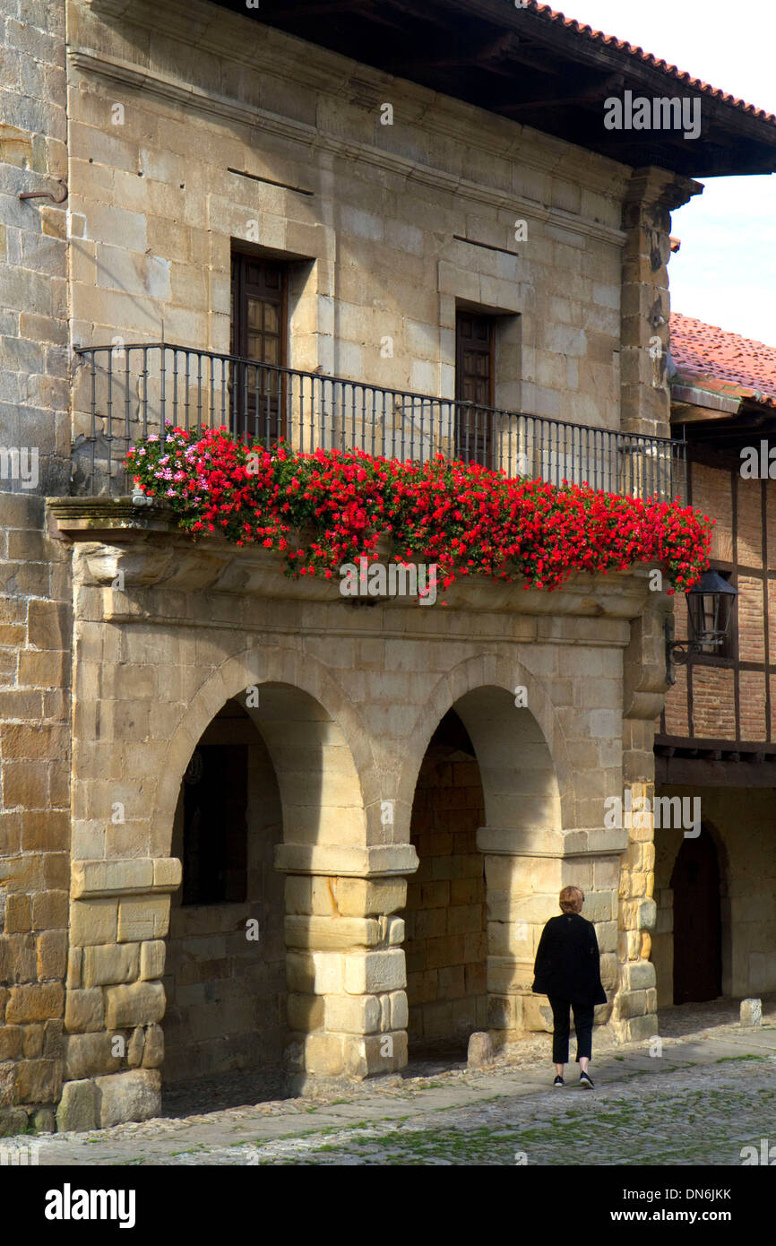 Edificio e scene di strada in Santillana del Mar, Cantabria, Spagna. Foto Stock