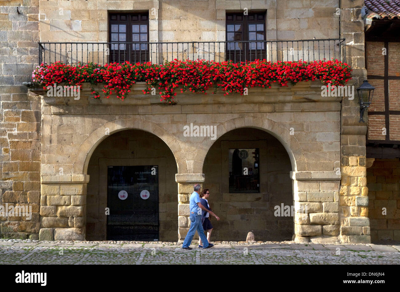 Edificio e scene di strada in Santillana de Mar, Cantabria, Spagna. Foto Stock