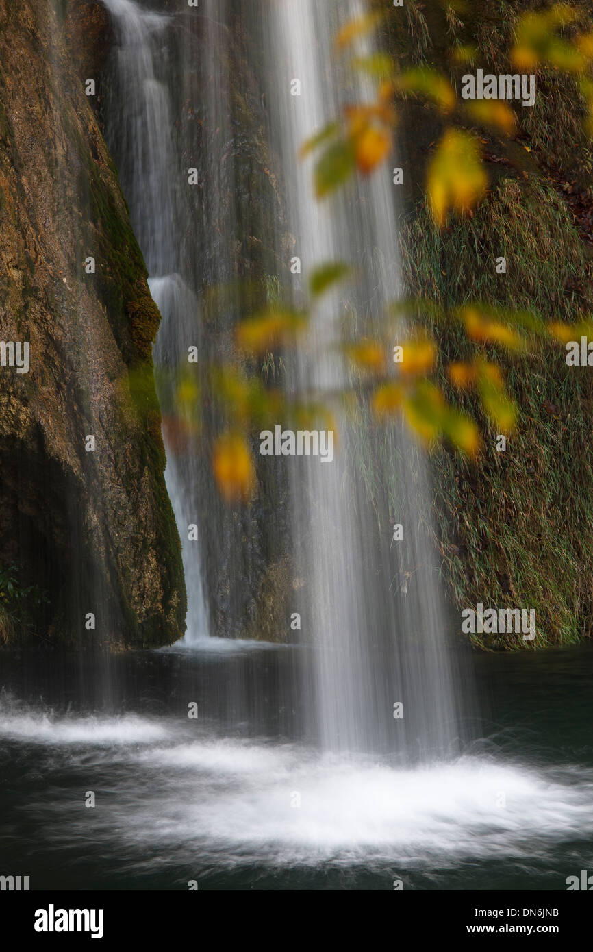 Cascata e il bosco in autunno, il Parco Nazionale di Plitvice, Croazia, Europa. Foto Stock