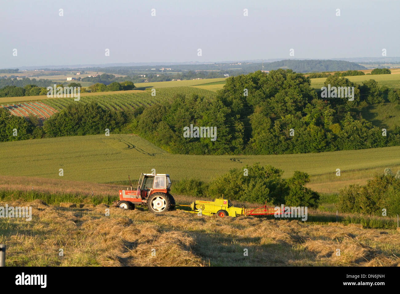 Il trattore pressatura di fieno ad ovest di Angouleme a sud-ovest della Francia. Foto Stock